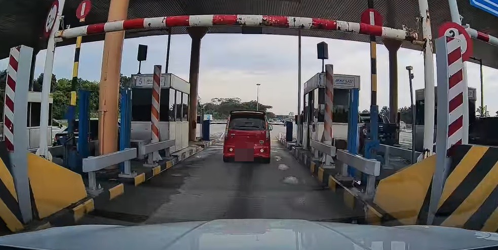 Kenari为了不付过路费 从收费站两栏杆间穿过去