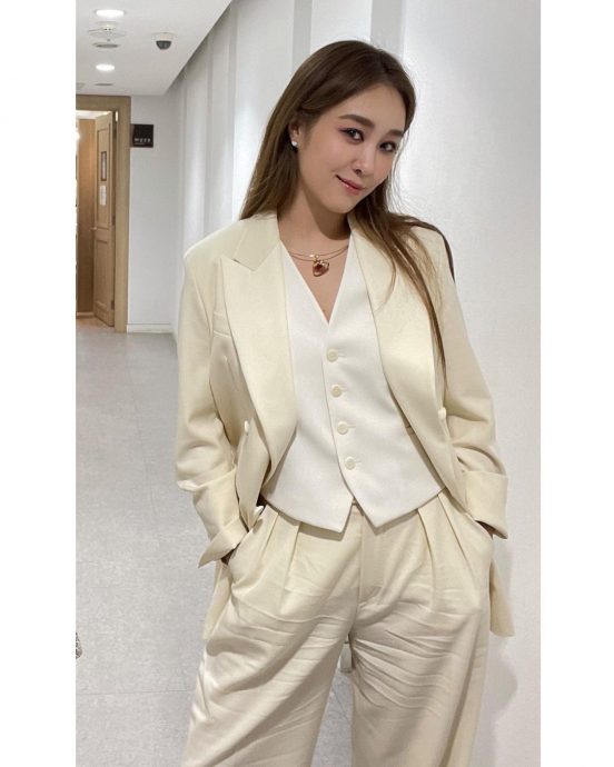 LE SSERAFIM美音乐节翻车 被大咖前辈讽歌手要会唱歌