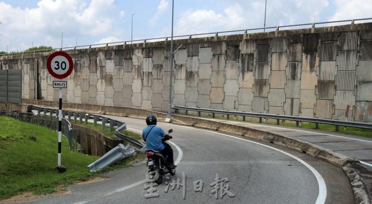NS芙蓉/芙蓉园主要出入口分界堤疑被罗里二度撞坏 6个月未见修理