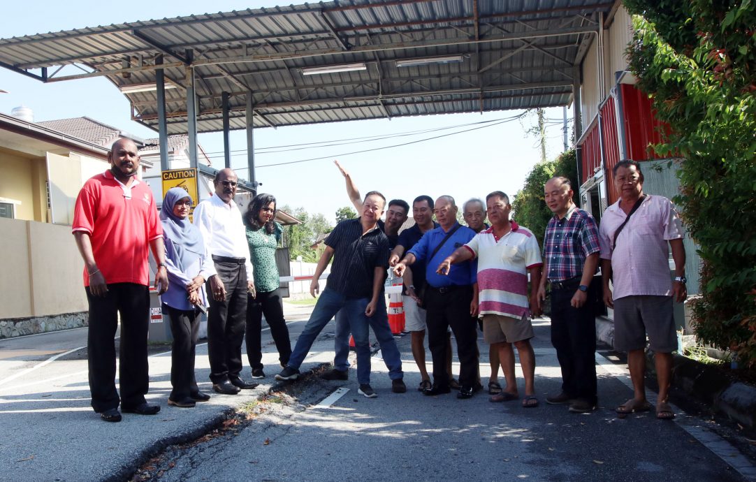 NS芙蓉/芙蓉金旺园保安亭入口处道路逐渐下沉8个月深约1尺 古拿促当局赶紧采取行动