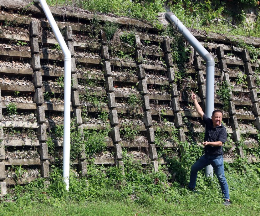 NS芙蓉/芙蓉金旺园保安亭入口处道路逐渐下沉8个月深约1尺 古拿促当局赶紧采取行动