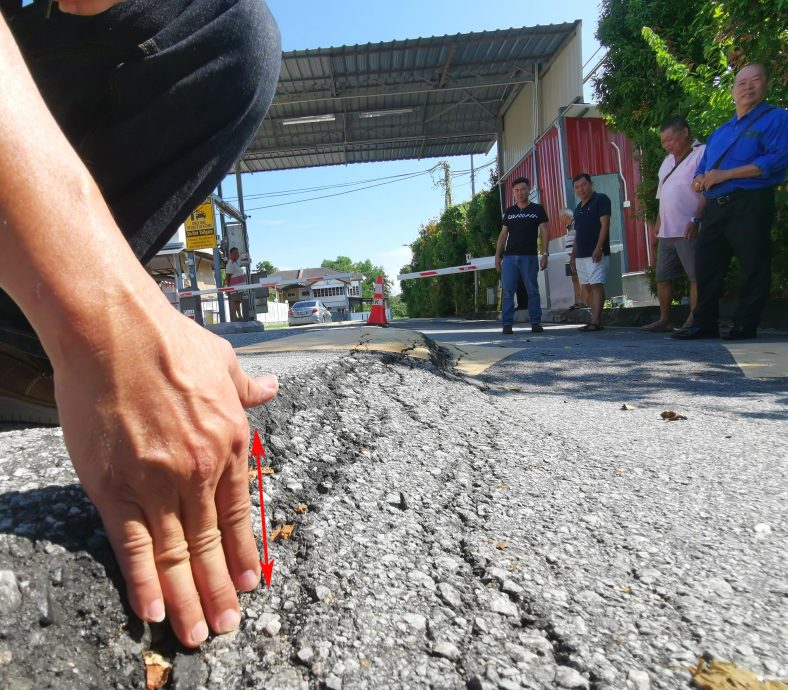 NS芙蓉/芙蓉金旺园保安亭入口处道路逐渐下沉8个月深约1尺 古拿促当局赶紧采取行动