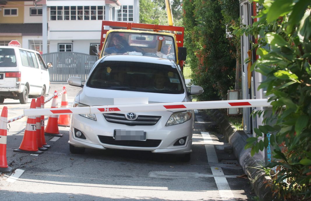 NS芙蓉/芙蓉金旺园保安亭入口处道路逐渐下沉8个月深约1尺 古拿促当局赶紧采取行动