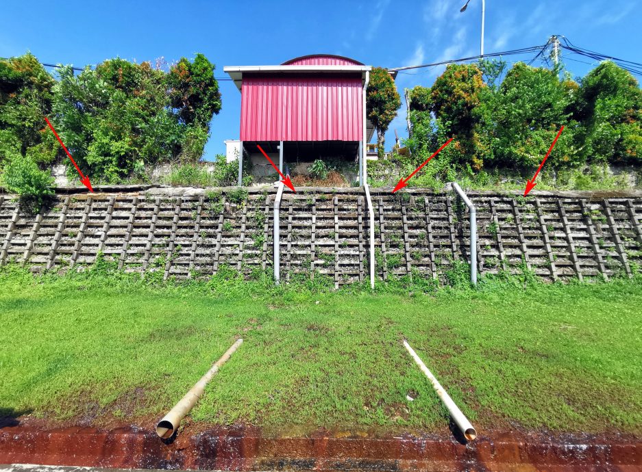 NS芙蓉/芙蓉金旺园保安亭入口处道路逐渐下沉8个月深约1尺 古拿促当局赶紧采取行动