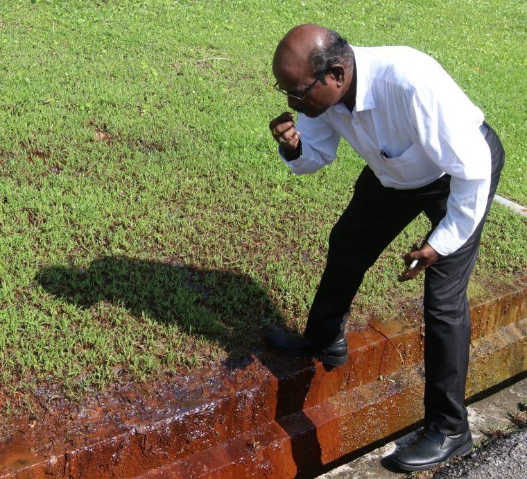 NS芙蓉/芙蓉金旺园保安亭入口处道路逐渐下沉8个月深约1尺 古拿促当局赶紧采取行动