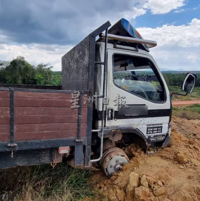 NS马口/男子驾车在路障前U转撞中摩托车，被警方追逐50公里后落网