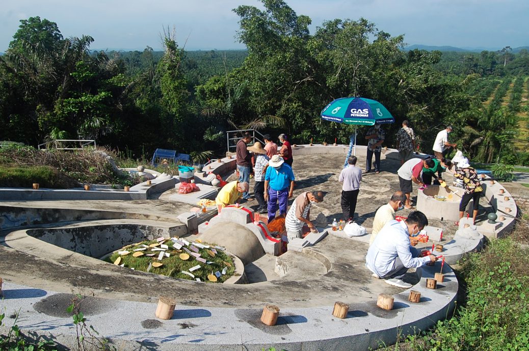 ns马口:广西总坟瓷瓮当年被发现有圣诞老人玩偶