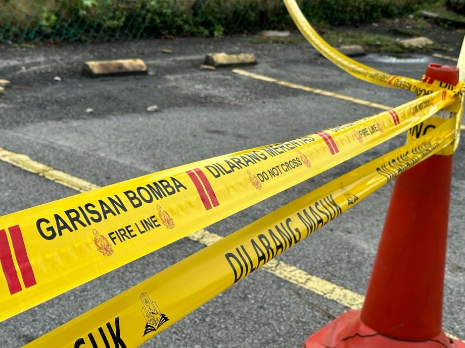 One Selayang 区道路坍塌| 士拉央市议会局部封锁现场 帆布遮盖崩塌部分