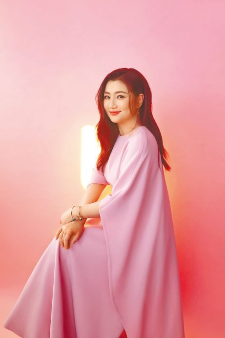 Selina曝小腰果带财 Ella视Hebe心灵导师