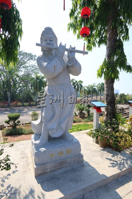 星角摄:关丹天后宫,也有八仙石像!