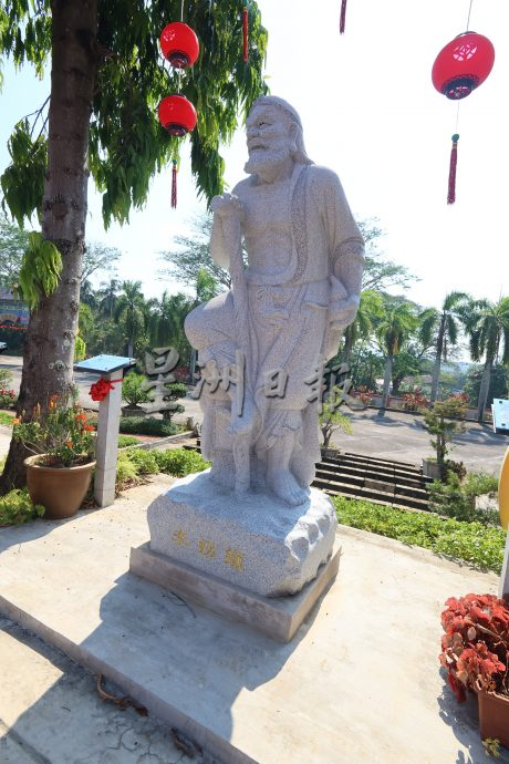 星角摄:关丹天后宫,也有八仙石像!