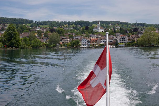 19岁裸男湖边发疯 刺死女跑步者