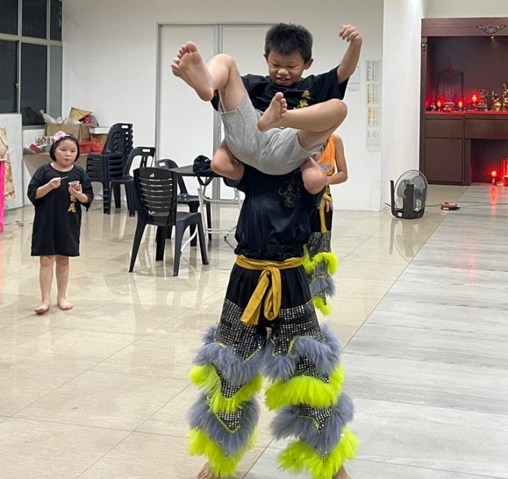 北海龙昆体育会,一班小朋友身穿训练服练舞狮