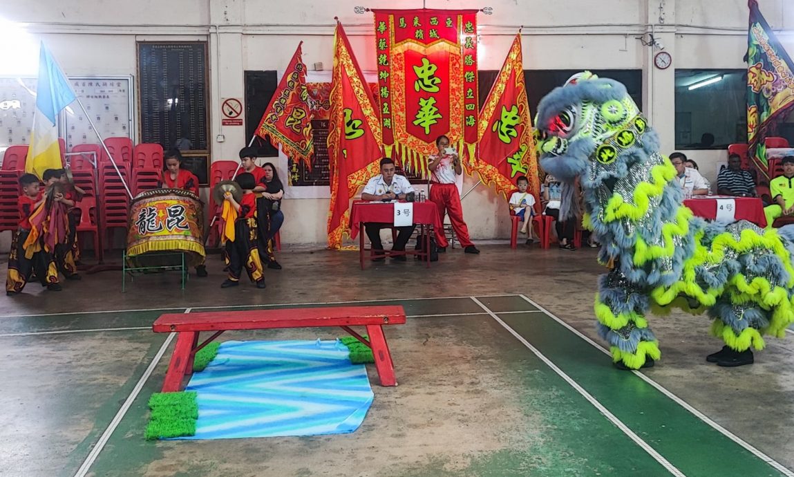 北海龙昆体育会,一班小朋友身穿训练服练舞狮