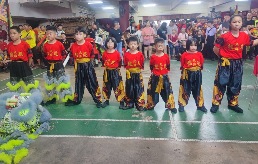 北海龙昆体育会,一班小朋友身穿训练服练舞狮