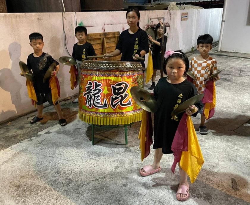 北海龙昆体育会,一班小朋友身穿训练服练舞狮