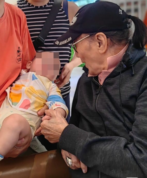 87岁谢贤发福逗娃 被错认蔡枫华