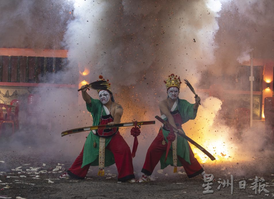 9/5共用稿:星角摄/图说大马(9日刊): 八家将精彩演出