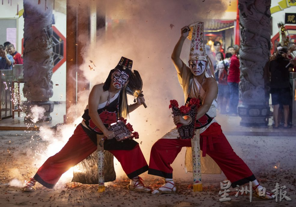 9/5共用稿:星角摄/图说大马(9日刊): 八家将精彩演出