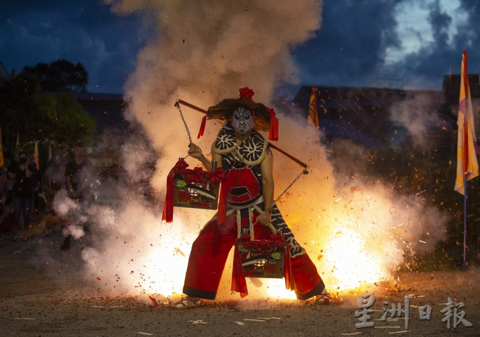 9/5共用稿:星角摄/图说大马(9日刊): 八家将精彩演出