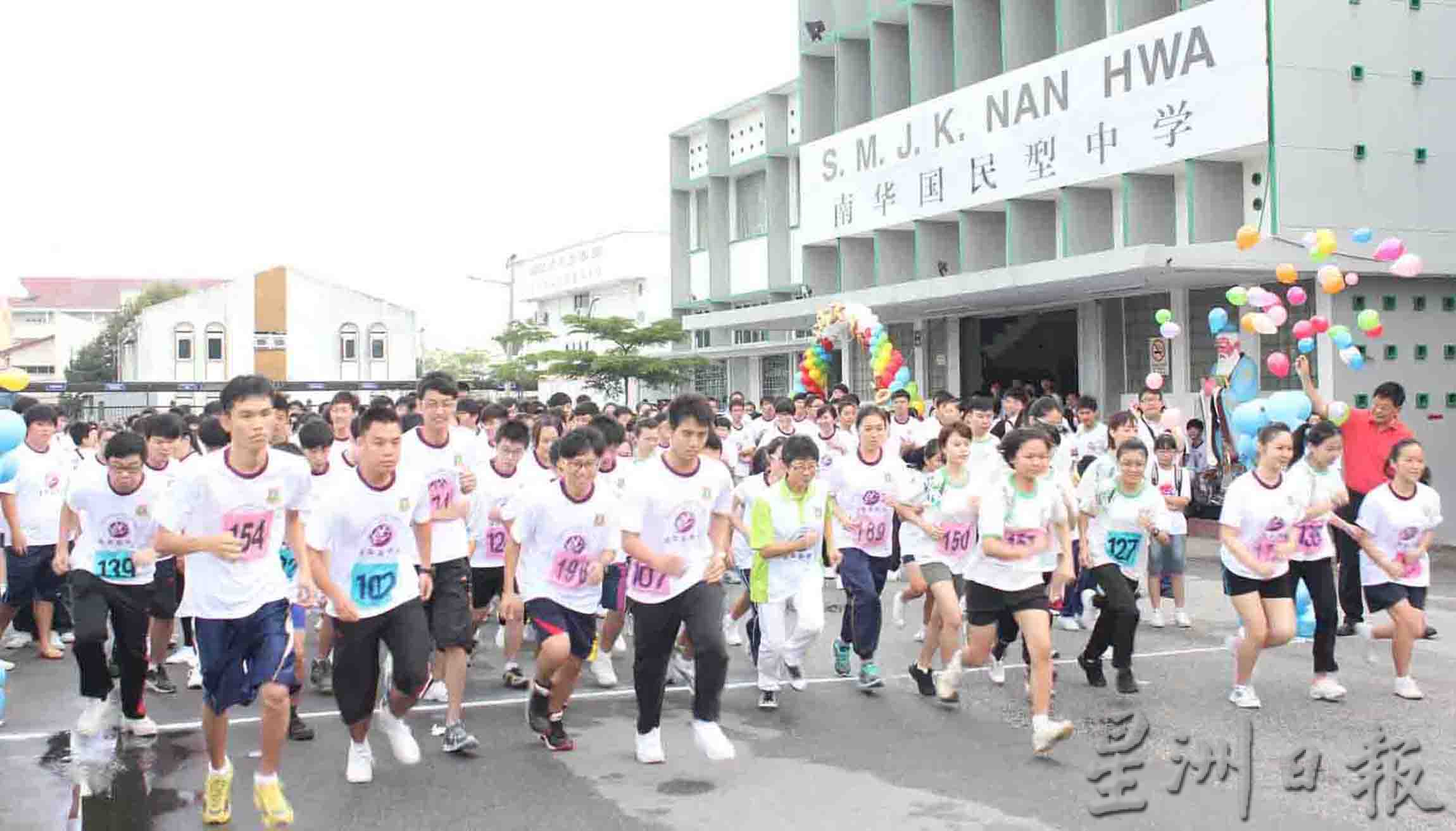 ★5月11日刊登/大霹雳封底主文/【华中现在未来】/南华缺校长华裔老师渐少 保华中特色 发展技职教育