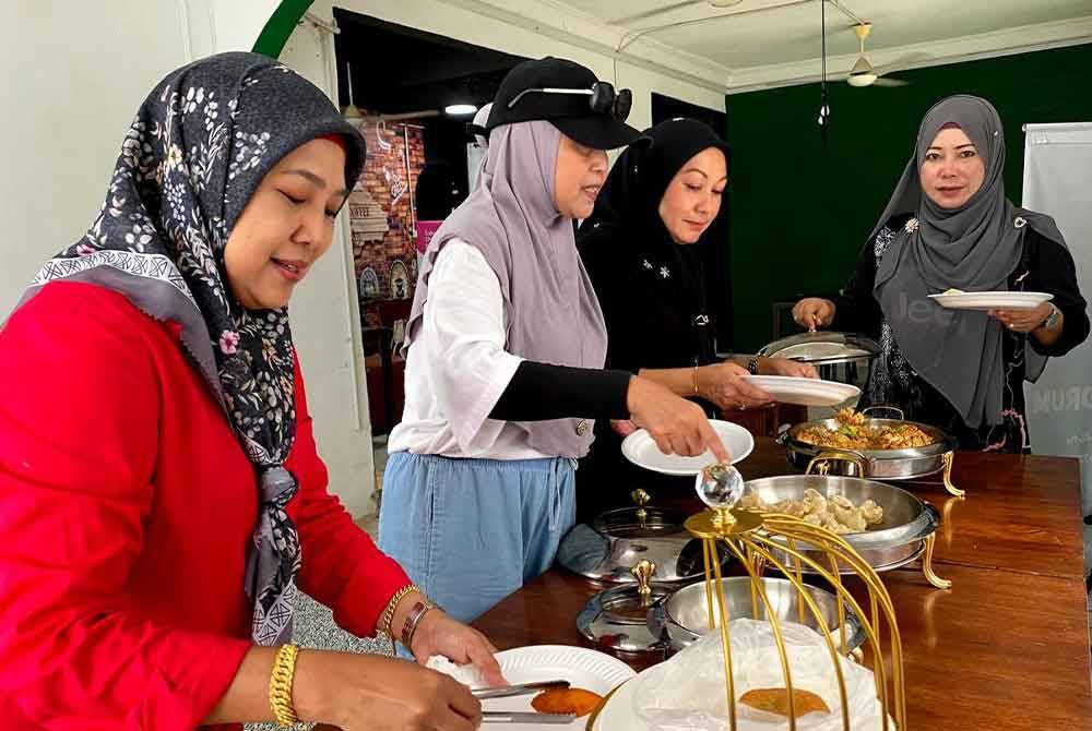 《暖势力》主文//因为自己淋过雨,所以想给别人撑把伞,哥打峇鲁打里波路一咖啡馆业者为学生及有需要的人士提供免费早餐。