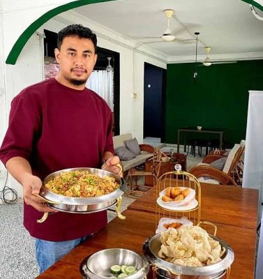 《暖势力》主文//因为自己淋过雨,所以想给别人撑把伞,哥打峇鲁打里波路一咖啡馆业者为学生及有需要的人士提供免费早餐。