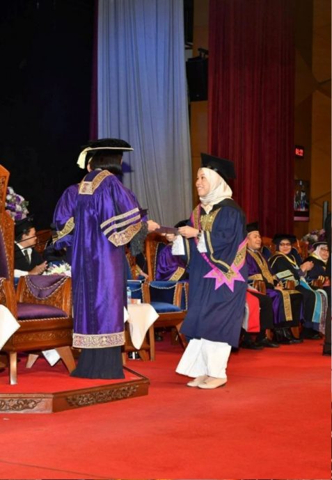 一等学位毕业 当餐厅服务员<br />
女大学毕业生不为工作羞耻