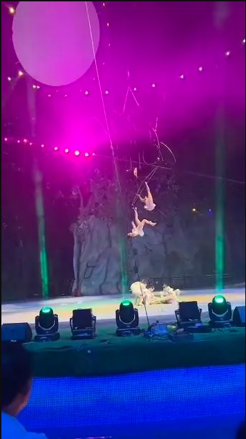 与设备之间连接断裂 女杂技演员坠落身亡
