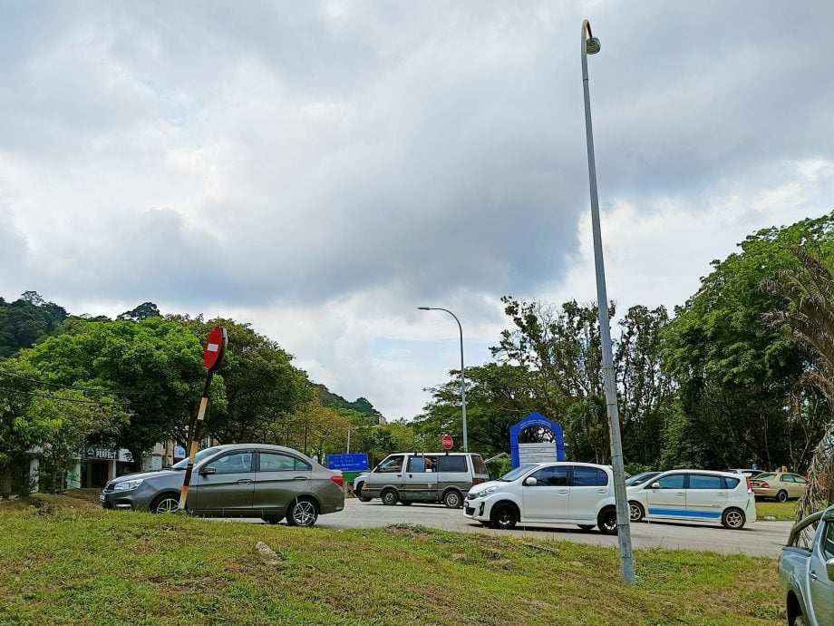 东01:关丹士满慕路路况须改善
