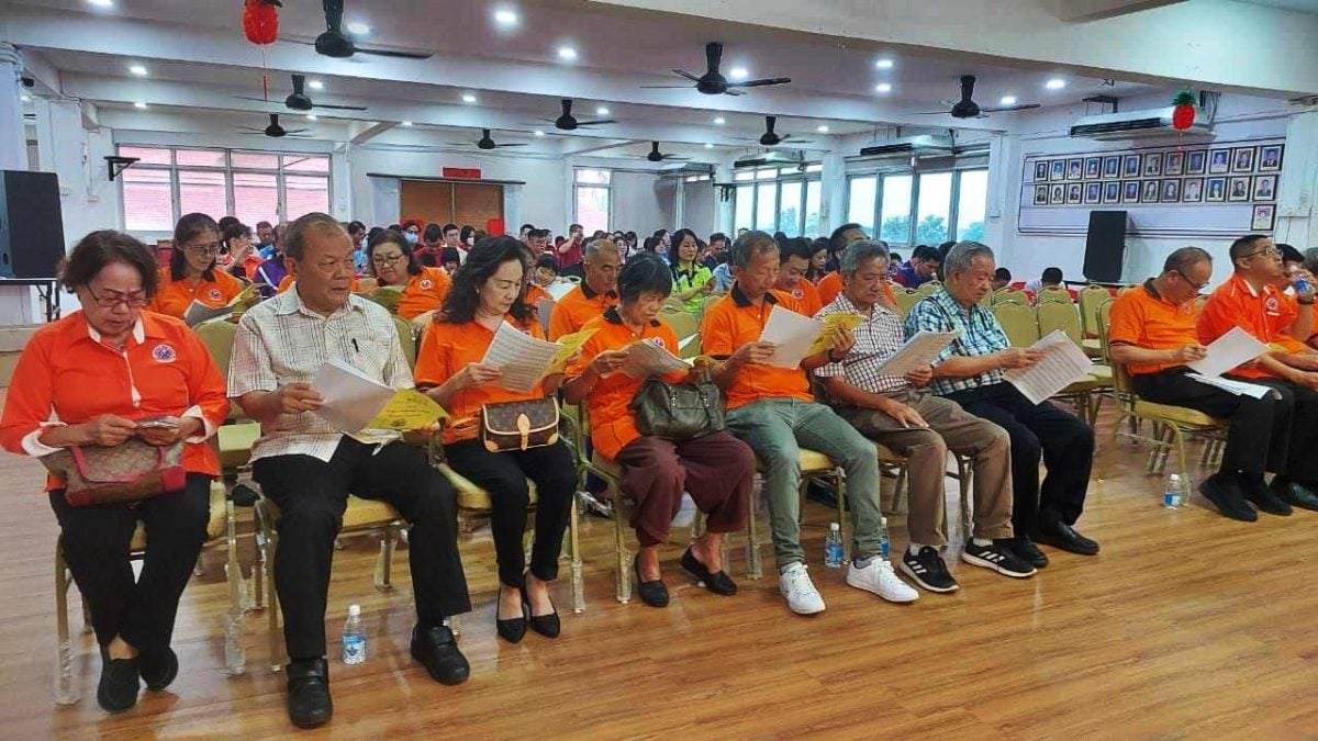 东3:吉兰丹福建会馆会长蔡尚晖今日出席该会召开的2024年度常年会员大会暨颁发会员子女学业成绩优异奖励金仪式时,宣布退位让贤。
