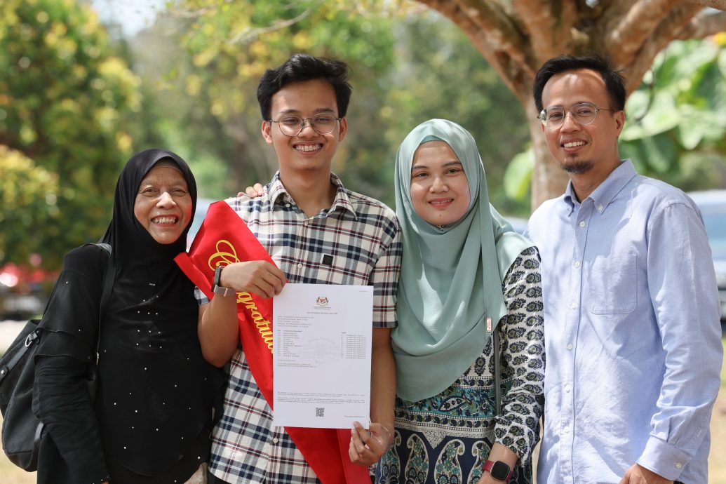 东:2023年SPM考试12A+状元阿米尔哈里斯表示自己没有特别的成功秘方,只是勤于每天温习功课,甚至不惜牺牲学校假期,留在学校为考试做准备,最终考到好成绩。