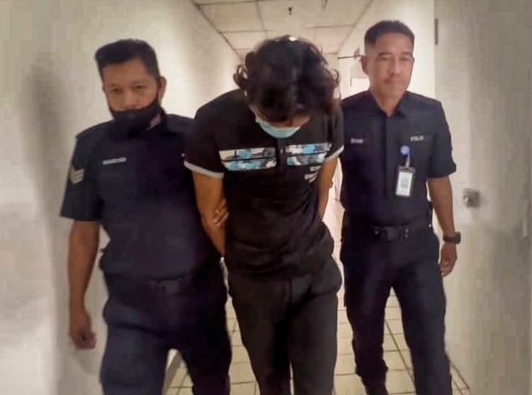 东：一名清洁工人被控4年前在医院病房内非礼女同事，并强迫对方为他口交，瓜登高庭裁决他罪名成立，坐牢14年及鞭打2下。