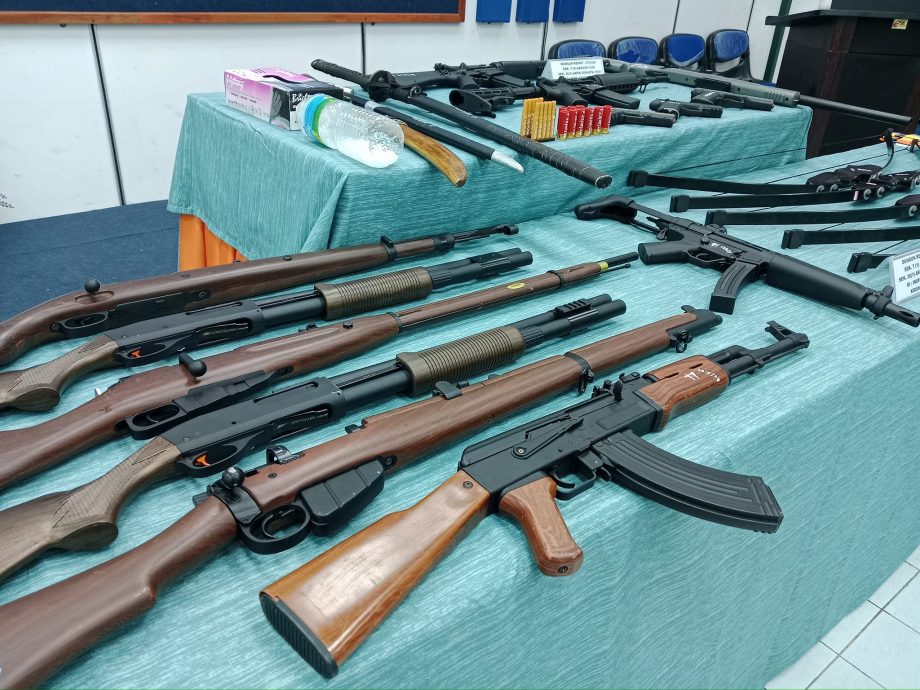 东:一名经营射箭场的男子拥有长剑及各类假枪,被龙运警方逮捕协助调查。