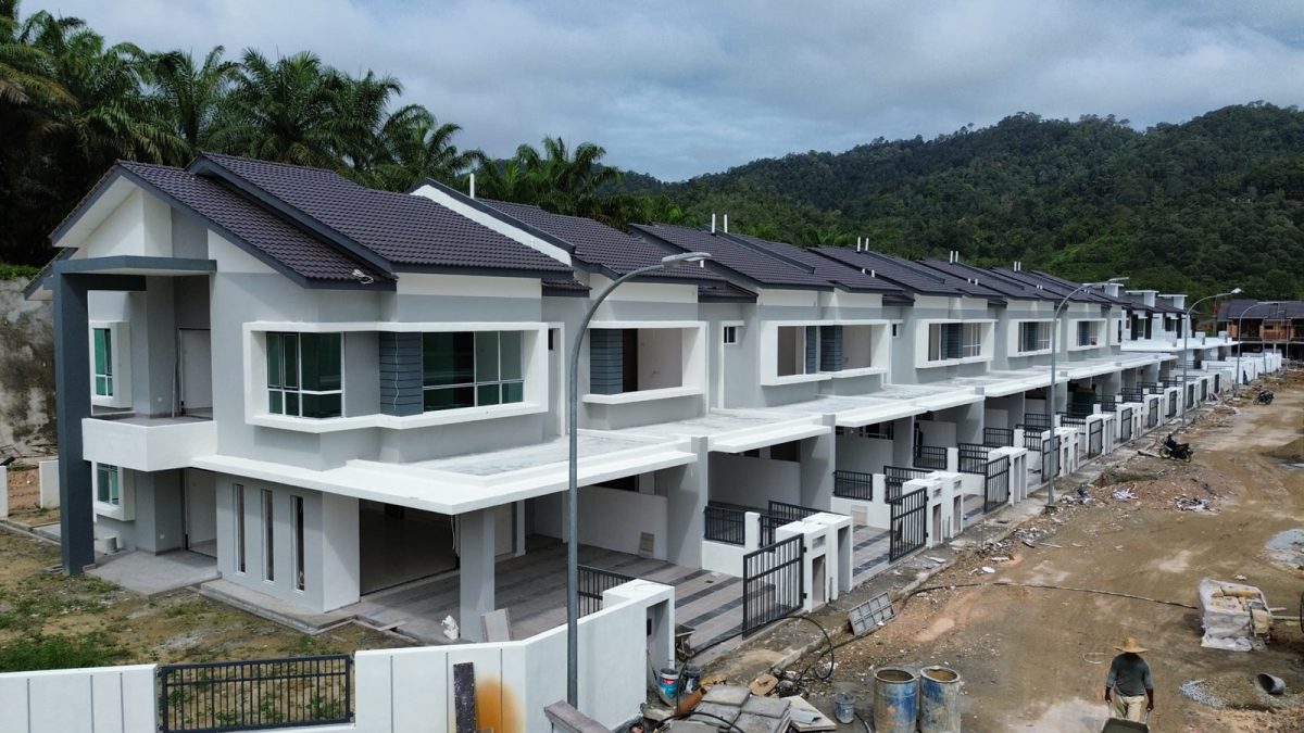 东:劳勿猫山王农民无法进芭工作,屋业也受到波及