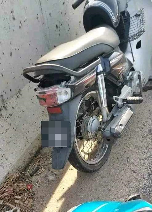 东:又有人从吉兰丹大桥跳下河!这回是一名30余岁的巫裔男子,于今早骑摩托车到桥上时,停靠没多久就跳进吉兰丹河,消拯队还在进行搜救中。