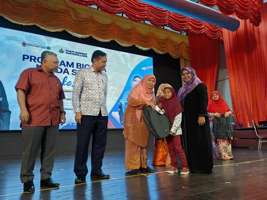 东:哥打拉玛州议员哈菲沙表示,许多学生毕业后无心继续向学,反倒沉迷于当网红。