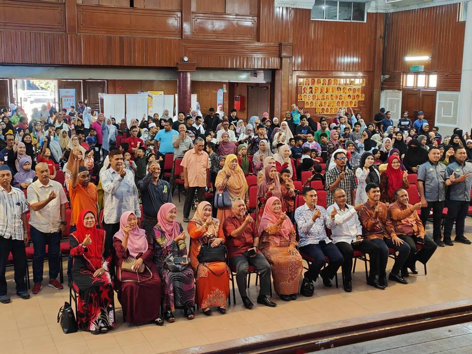 东:哥打拉玛州议员哈菲沙表示,许多学生毕业后无心继续向学,反倒沉迷于当网红。