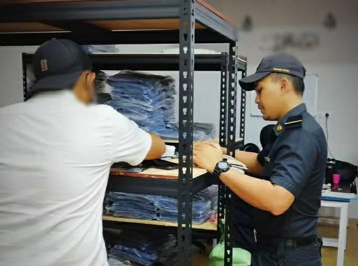 东:商家通过社媒平台直播售盗版服饰,丹贸消局接获品牌商投诉后展开取缔。