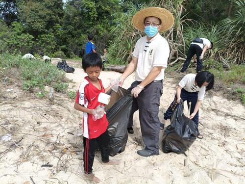 东:圣贤教育中心孟母节访孤儿海边野餐净滩