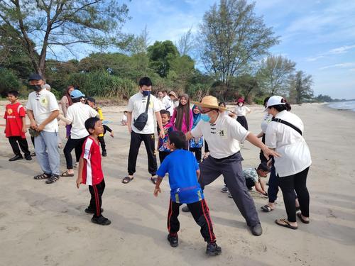 东:圣贤教育中心孟母节访孤儿海边野餐净滩