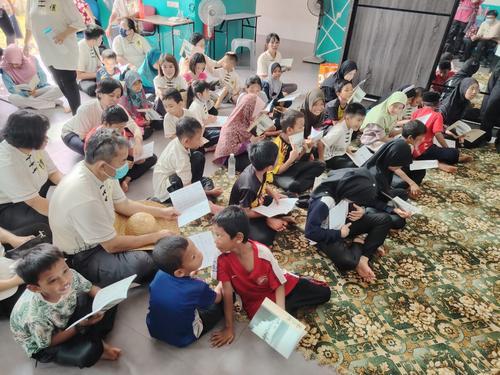 东:圣贤教育中心孟母节访孤儿海边野餐净滩