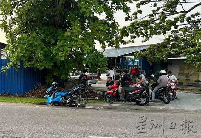 东：摩托车与轿车相撞骑士轻伤