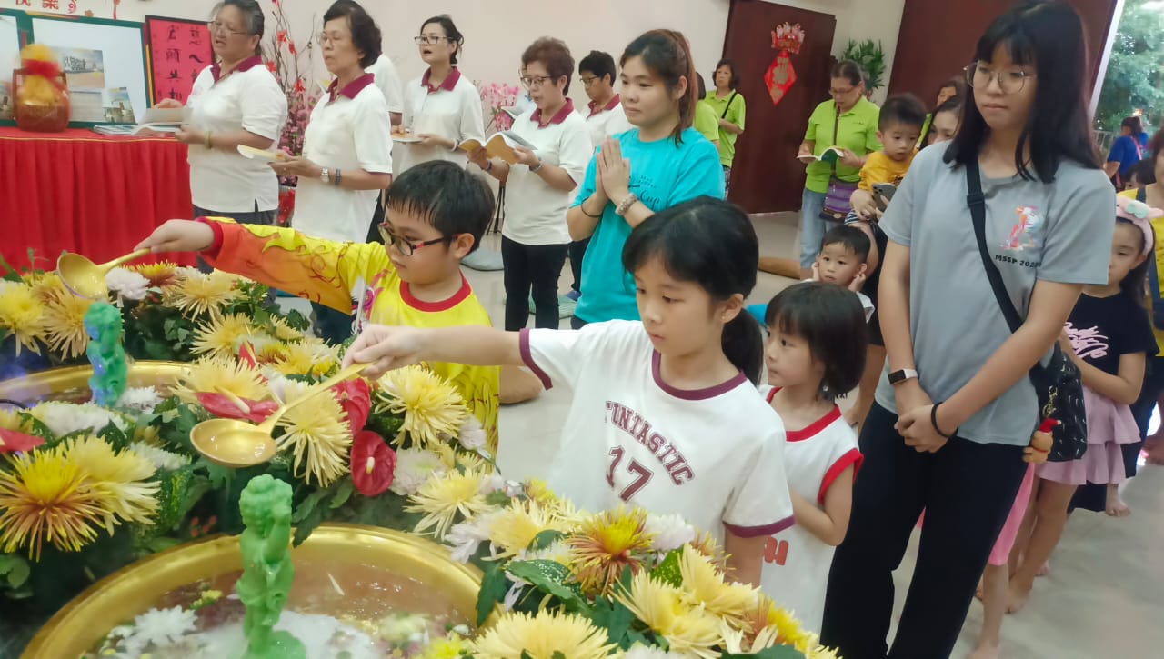 东:明光佛教会花车游行 村民热闹庆祝卫塞节
