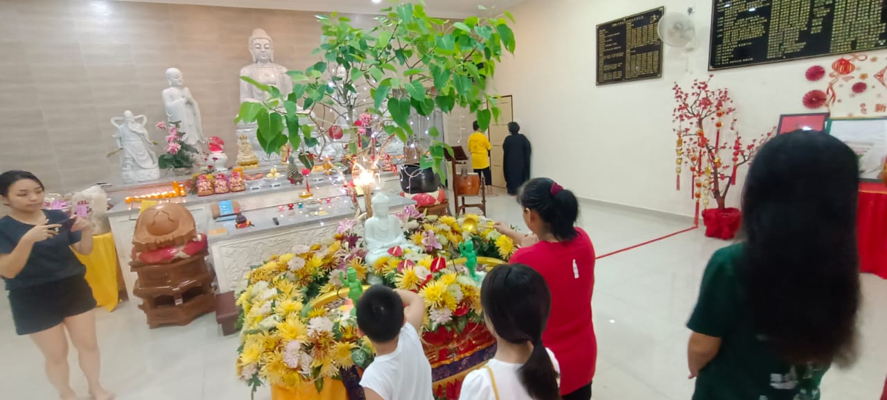 东:明光佛教会花车游行 村民热闹庆祝卫塞节