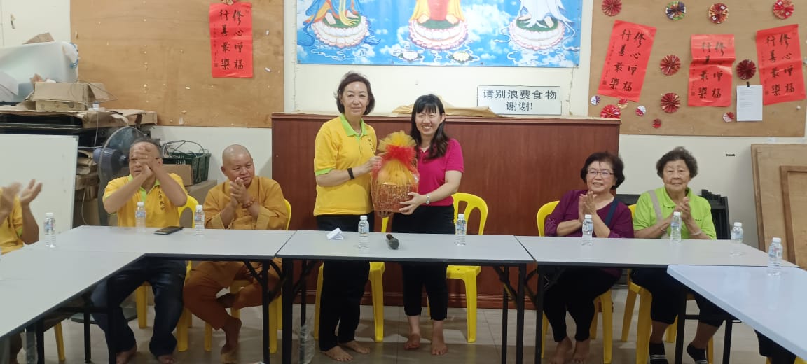 东:明光佛教会花车游行 村民热闹庆祝卫塞节