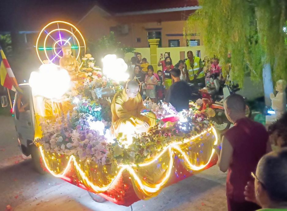 东:明光佛教会花车游行 村民热闹庆祝卫塞节