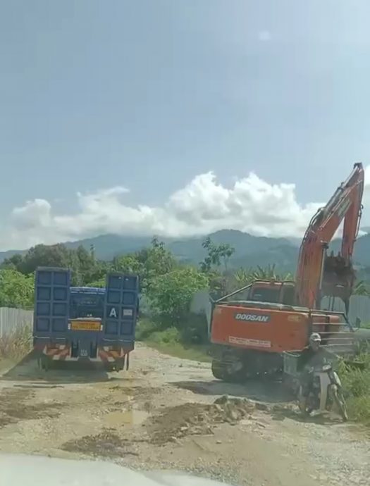东：森林局行动升级，在猫山王非法芭挖路坑，阻农民进芭工作