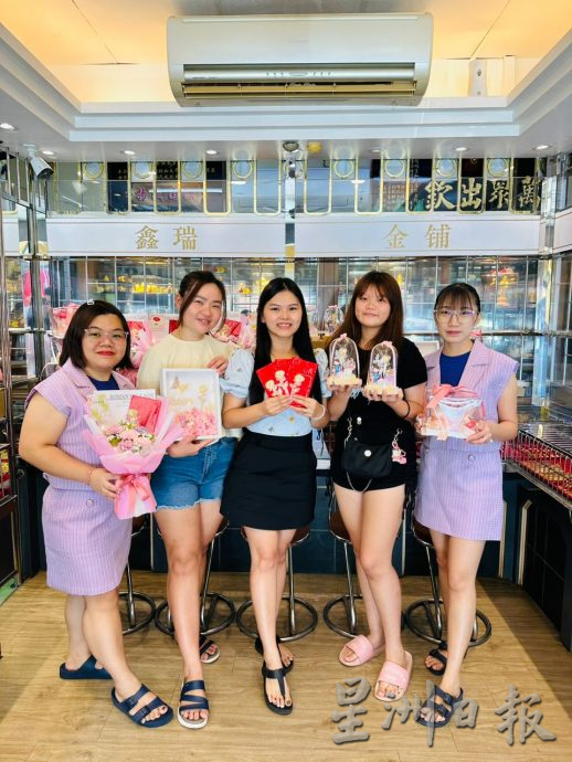 东:母亲节快乐 送花束礼品 母亲甜心里