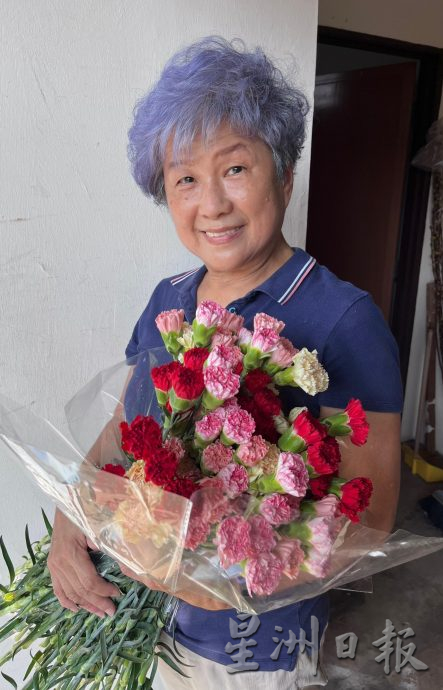 东:母亲节快乐 送花束礼品 母亲甜心里